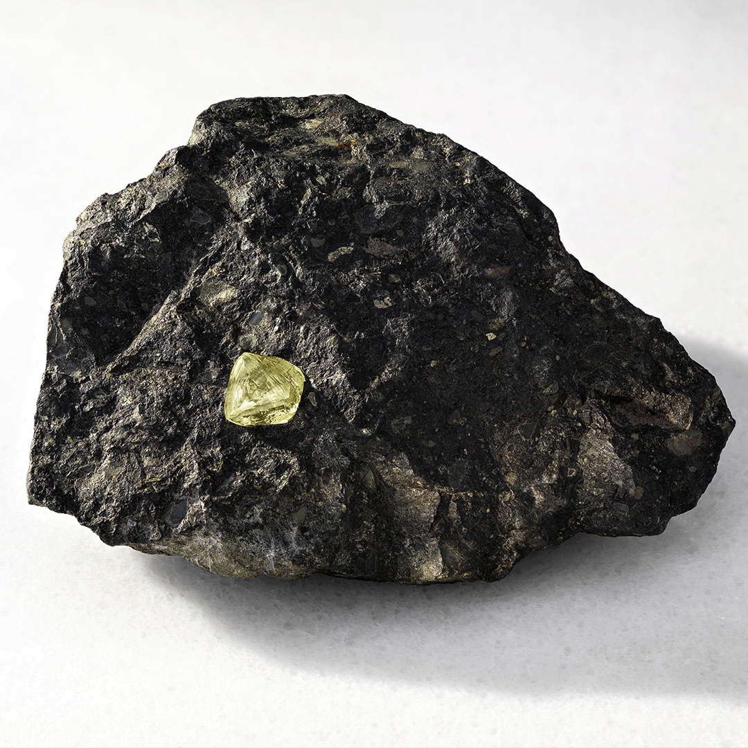 A kimberlite rock containing diamonds 